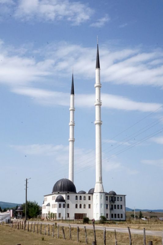 Деревенская мечеть в Сербии конкурирует с крупнейшими мечетями мира