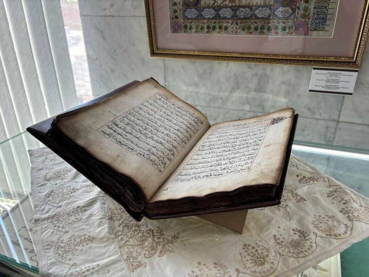 В Казанском кремле начала работу выставка «Татарская книжная культура»