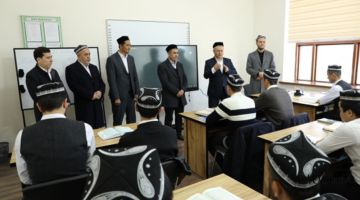 قام ممثلو الإدارة الدينية بزيارة لمدرسة 