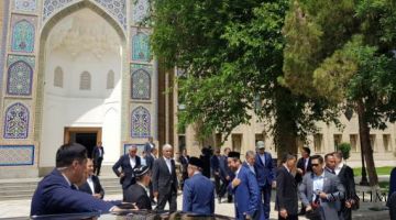 يطلع رئيس وزراء ماليزيا على مدرسة مير عرب العليا