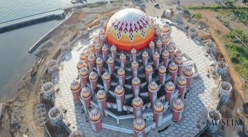 Tinch okeani sohilidagi 99 gumbazli masjid