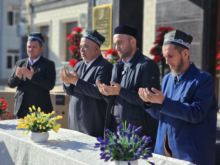 Хожа Бухорий мадрасасига смарт доскалар ҳадя қилинди