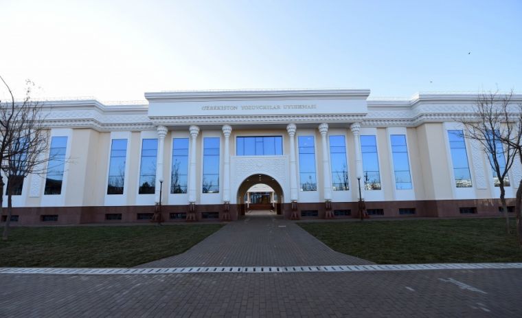 Фото: Адиблар хиёбонида кимларни кўриш мумкин?