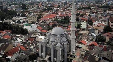 Мечеть Джами аль-Фаджри: популярное место среди туристов в Джакарте 
