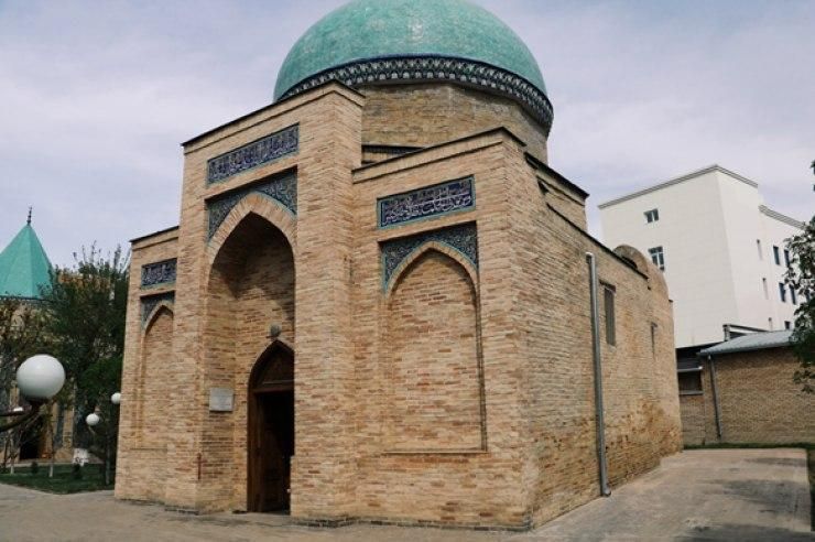 Посетить мавзолей Толе би в Ташкенте может каждый турист
