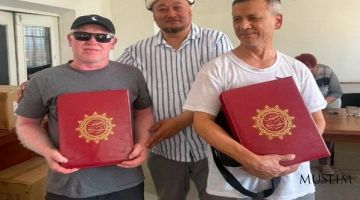 Слабовидящие в Кыргызстане получают бесплатный Коран Брайля