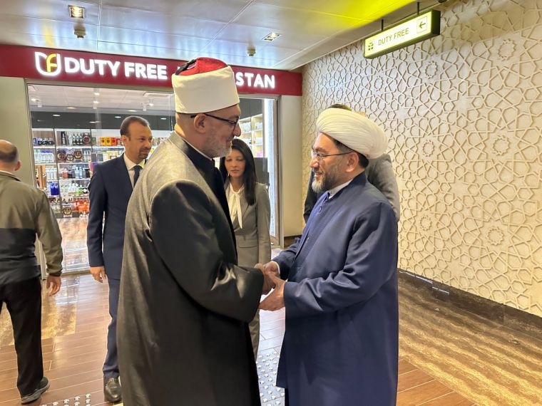 Xalqaro anjuman ishtirokchilari ehtirom ila kutib olinmoqda