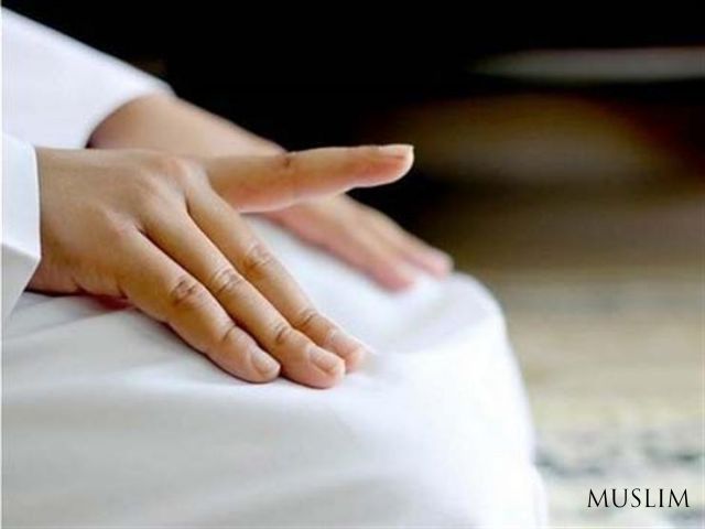 U jinsiy olatni ustiga toplar qoyadi. Yashirin kamera qiz dostlari birga onanizm