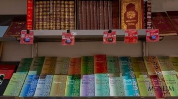 Презентация религиозных и коранических книг на выставке Шарджа