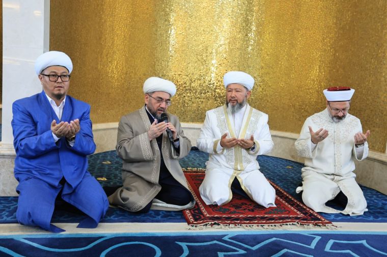 زيارة المسجد الرئيسي في كازاخستان وموعظة حسنة  للشعبين الشقيقين