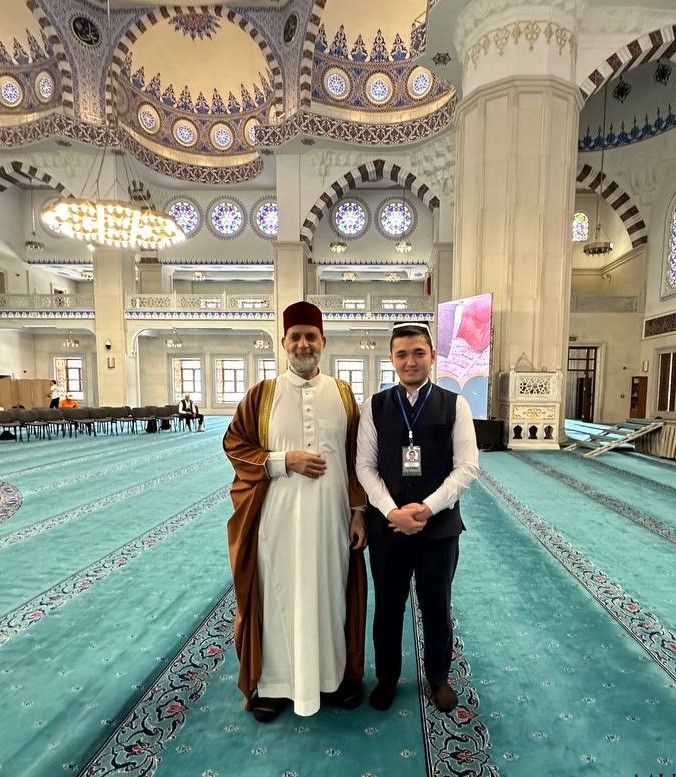 يشارك حافظ القران من أوزبكستان في المسابقة الدولية للقرآن الكريم