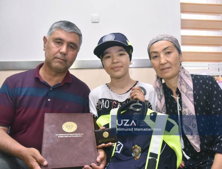 Omma oldida erotik va pornografiya BDSMdagi bekalar tomonidan kastratsiya operatsiyalari