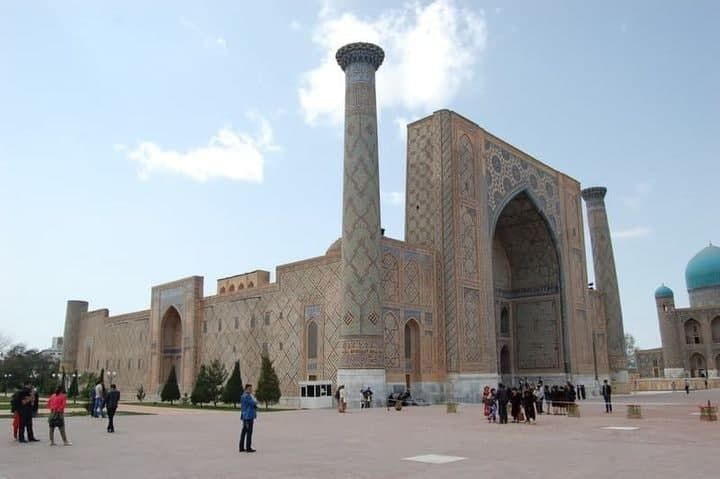 To'rt gumbazi kumush bilan qoplangan madrasa
