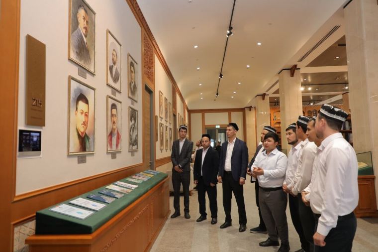 Талабалар Ўзбекистондаги ислом цивилизацияси марказига саёҳат қилди 