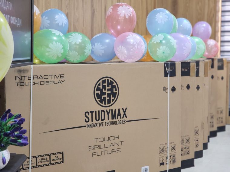 Хожа Бухорий мадрасасига смарт доскалар топширилди