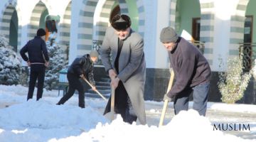 Прихожане мечети расчистили двор от снега