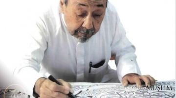 مواطننا الذي كتب اسمه على باب الكعبة الذهبي بزخارف ذهبية