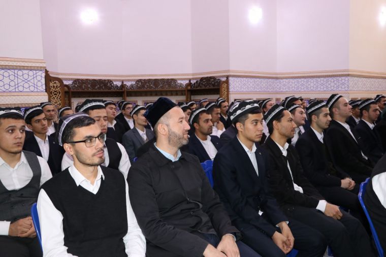 Бухорода имом-хатиблар ва отинойилар билан амалий учрашув