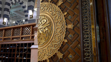 Har bir eshikda farishtalar turadi