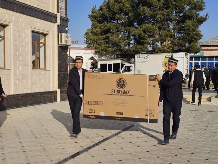 Хожа Бухорий мадрасасига смарт доскалар ҳадя қилинди