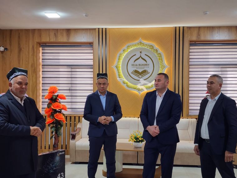 Хожа Бухорий мадрасасига смарт доскалар топширилди