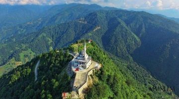 Кыбла: мечеть на вершине зеленых гор Турции 