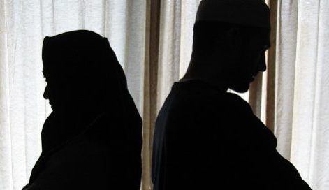 Динда саволим бор: Эрим талоқ бермаган, ажрашаман демаган. Лекин қайнонам...