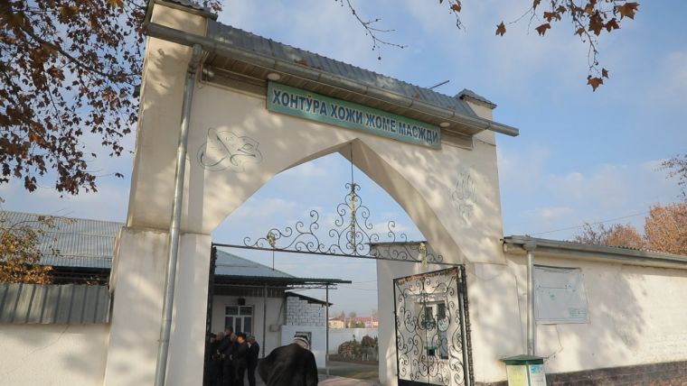 Yangiyo‘ldagi masjid hovlisiga 100 tup mevali daraxt ko‘chati ekildi