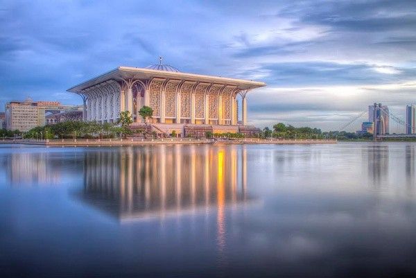 Дунёнинг сув билан ўралган мафтункор масжидлари (фотогалерея)