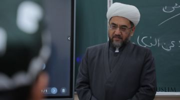    قدم سماحة المفتي المكافاة للطالب الذي يتحدث اللغة العربية بطلاقة