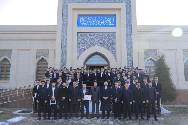 Илм йўлидаги ёшлар мукофотланди