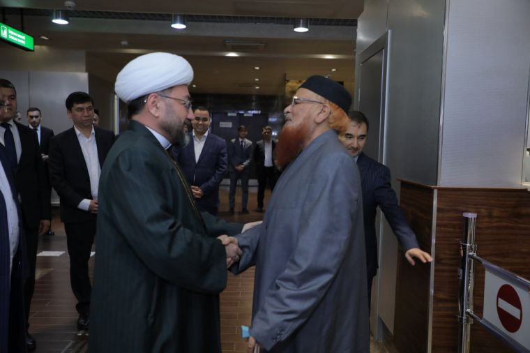 Xalqaro anjuman ishtirokchilari ehtirom ila kutib olinmoqda