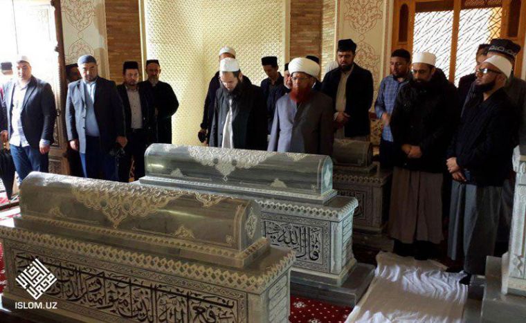 Шейх уль ислам, муфтий Мухаммад Таки Усмани находится в Бухаре