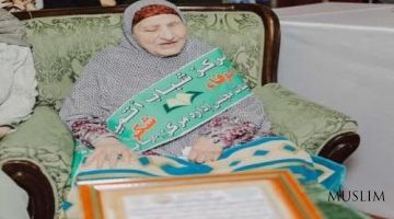 90 yoshli qoriya talabalarga Qur'ondan dars bermoqda