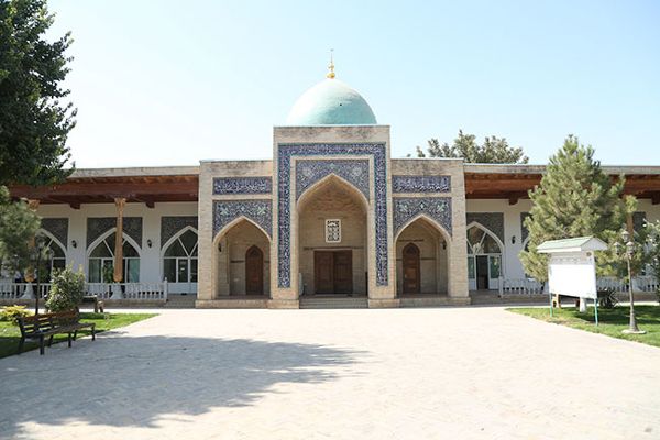 Устоз ва уламоларни яхши кўриш ҳам диёнатдандир
