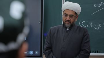 Муфтий ҳазрат араб тилида эркин сўзлашган талабани рағбатлантирдилар