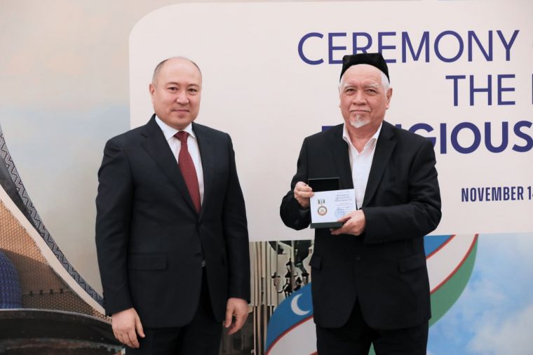 Вручены нагрудные знаки 