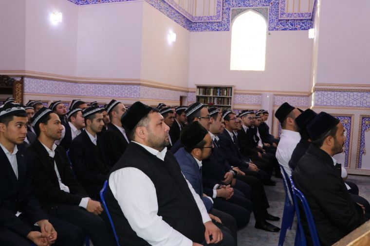 Бухорода имом-хатиблар ва отинойилар билан амалий учрашув