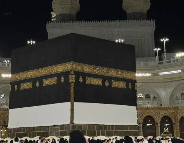 В Мекке подняли кисву, ознаменовав начало сезона хаджа 2026 года