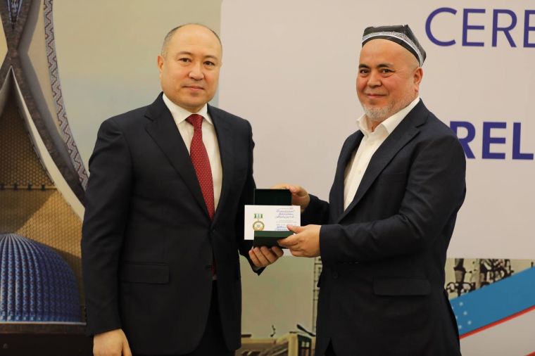 Вручены нагрудные знаки 