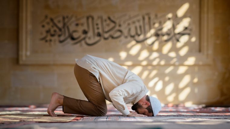 Oldingi safdagi namozxonning beliga sajda qilish mumkinmi?