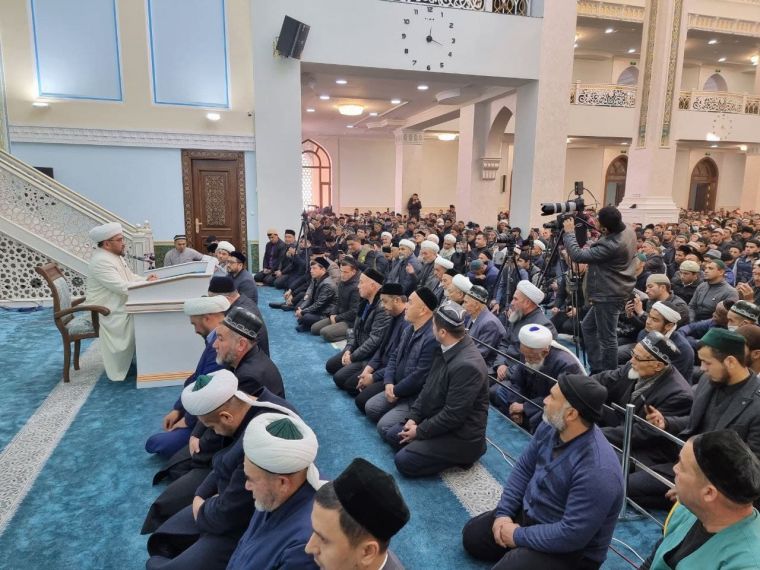 Муфтий ҳазрат маърузасини эшитишга йиғилган 10 минглаб намозхон Андижон Бош масжидини файзга тўлдирди