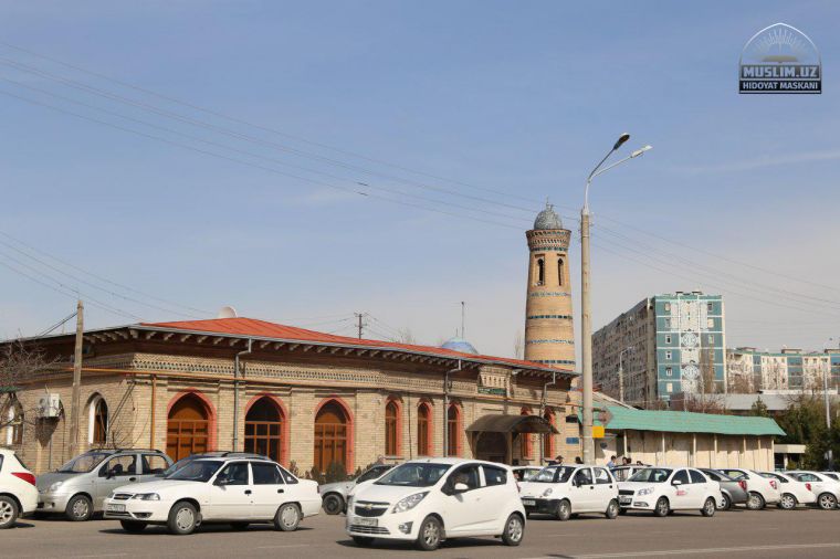 Fototanqid: 165 yillik masjidga tutash uy qachon ta’mirlanadi yoxud sayyohlarni quvayotgan devor
