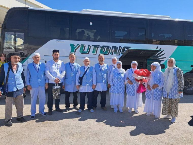 Umra safaridan qaytgan 100 nafar xorazmlik ziyoratchilar tantanali kutib olindi