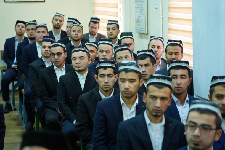 30 йиллик фидойи устозга ҳаж йўлланмаси ва иқтидорли талабаларга рағбат кўрсатилди