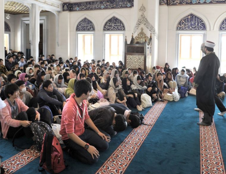 Zilzila oqibatida vayron bo'lgan shaharda masjid qurildi