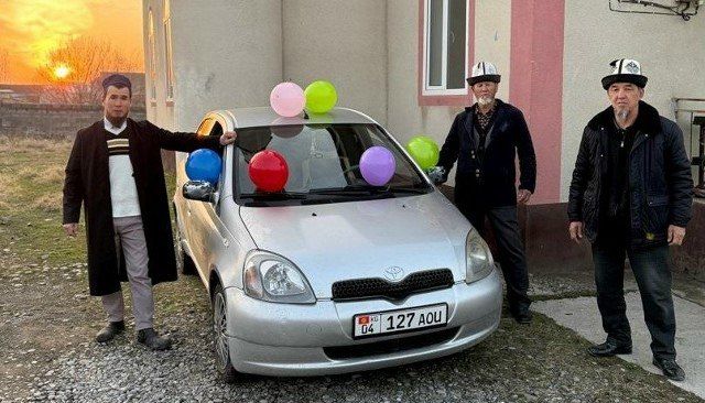 Жители киргизского села подарили своему имаму автомобиль