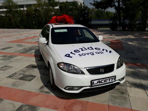 President awards automobile “Lacetti” for “Uzbekistan Qur’an Competition – 2018” winner.