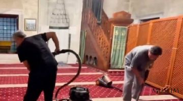 Звезда немецкого футбола приняла участие в программе чистки мечетей в Стамбуле 