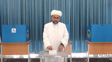 مفتي الشيخ نور الدين خالقنظر ادلى صونه للمرشح المناسب في مركز الاقتراع